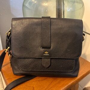 Black Leather Fossil Crossbody Bag with Adjustable Strap.